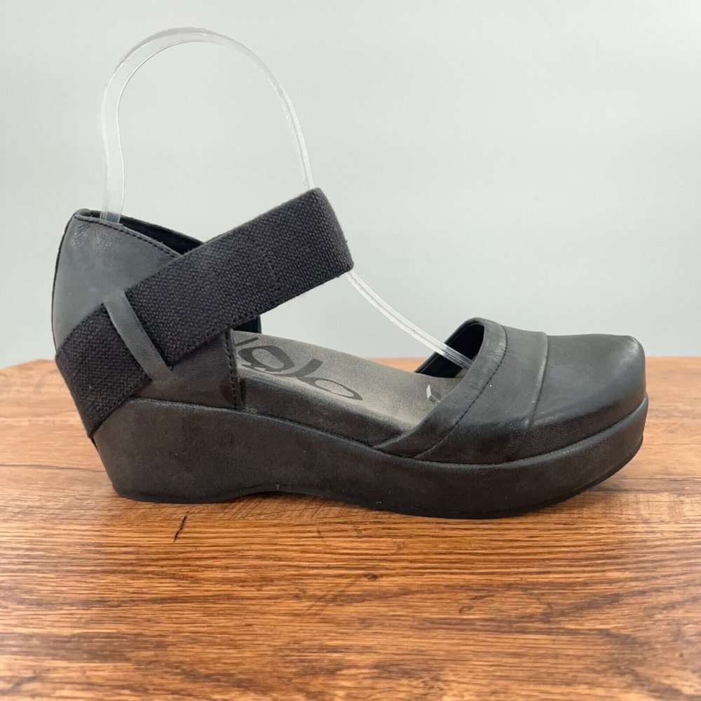OTBT Wander Out Sandals Women's Size 7.5 Black Leather Wedges Closed Toe Shoes